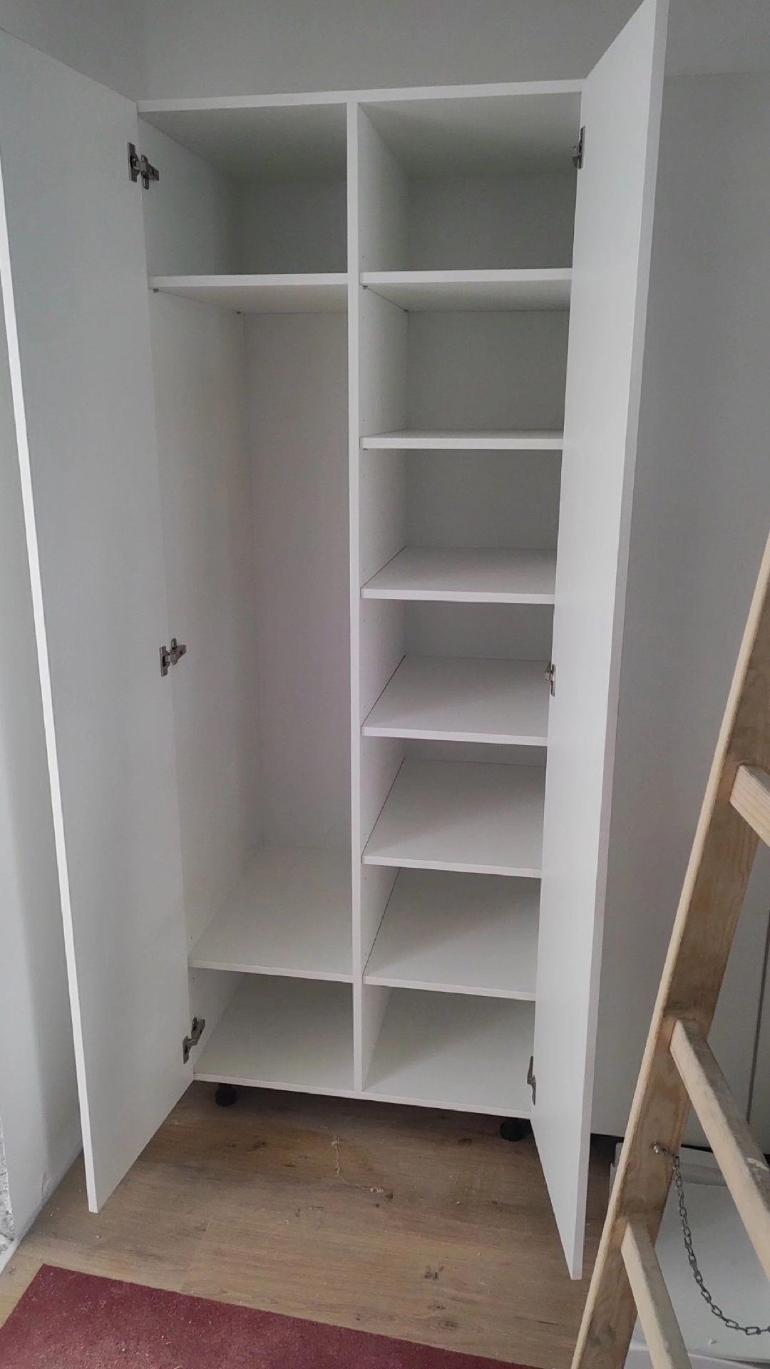 Egyedi szabású fából készült szekrény